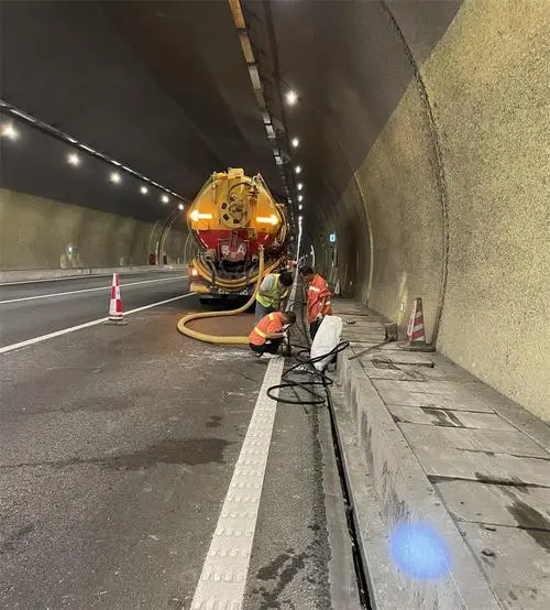 达日隧道排水渠清淤